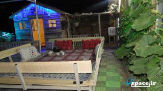 کلبه چوبی و تخت سنتی در طبقه بالا اقامتگاه بوم گردی خونه پدری روئین - اسفراین - روستای روئین